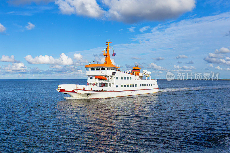 渡轮Langeoog IV位于Bensersiel，北海，东弗里西亚。2023年，德国下萨克森州